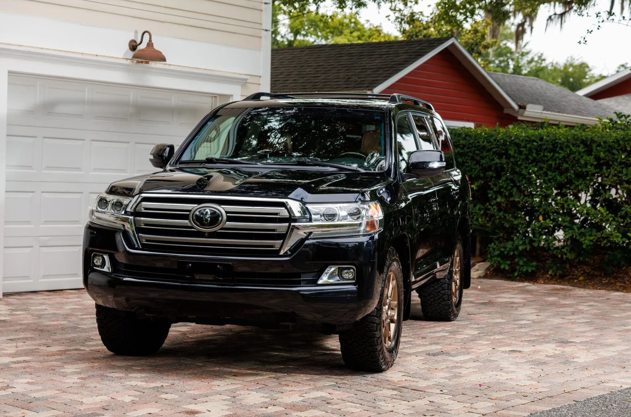 Toyota Land Cruiser URJ200 exterior