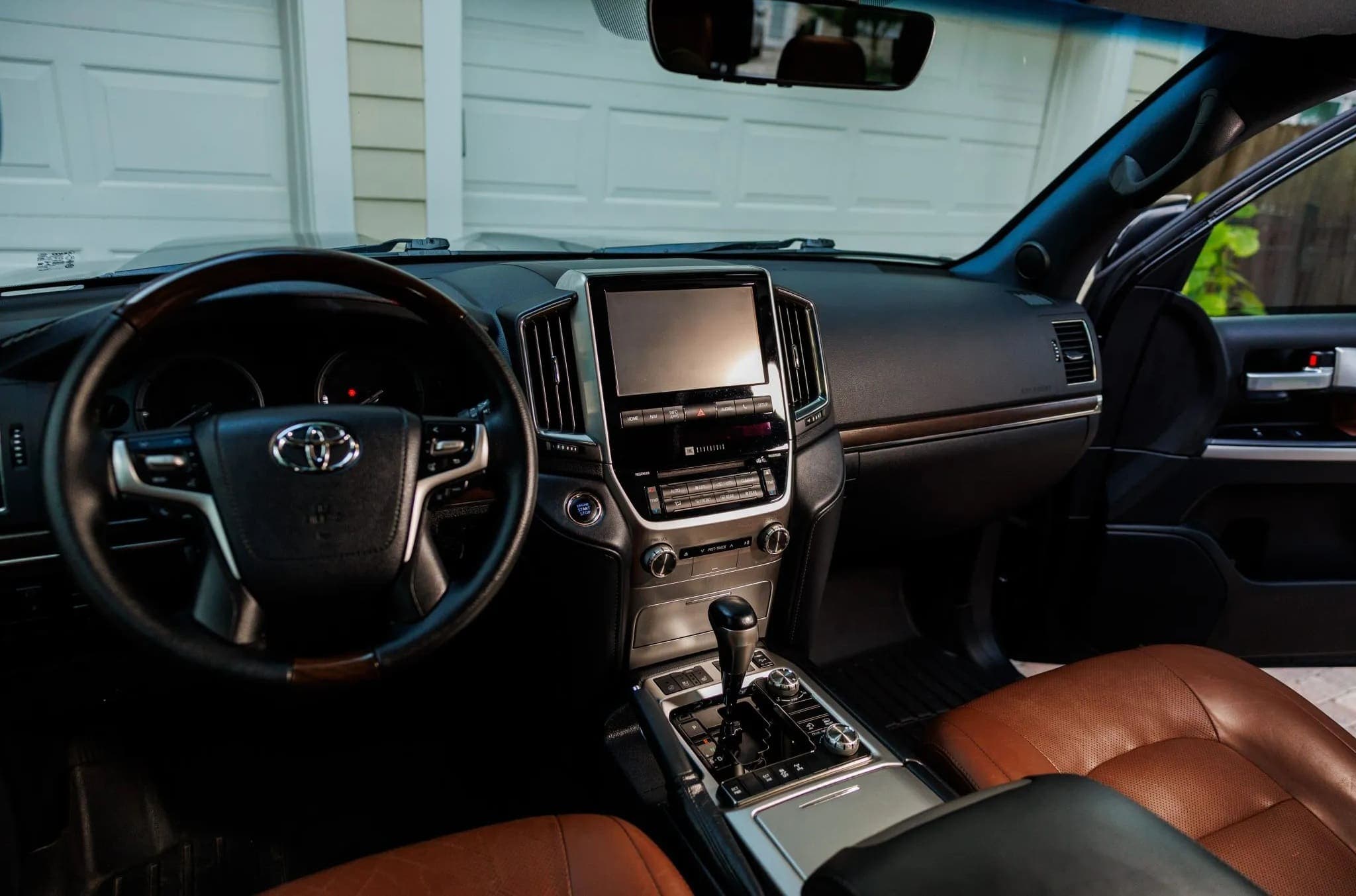 Toyota Land Cruiser URJ200, view