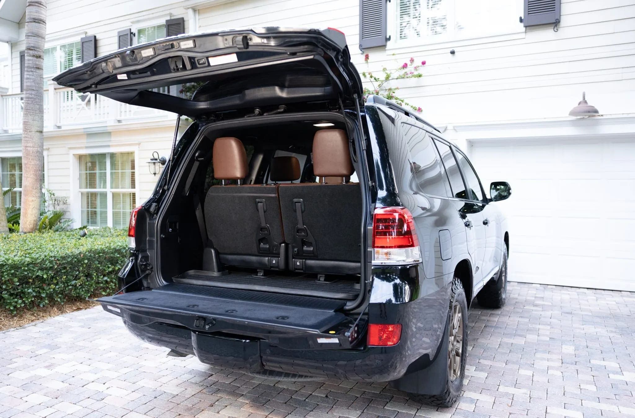 Toyota Land Cruiser URJ200, view