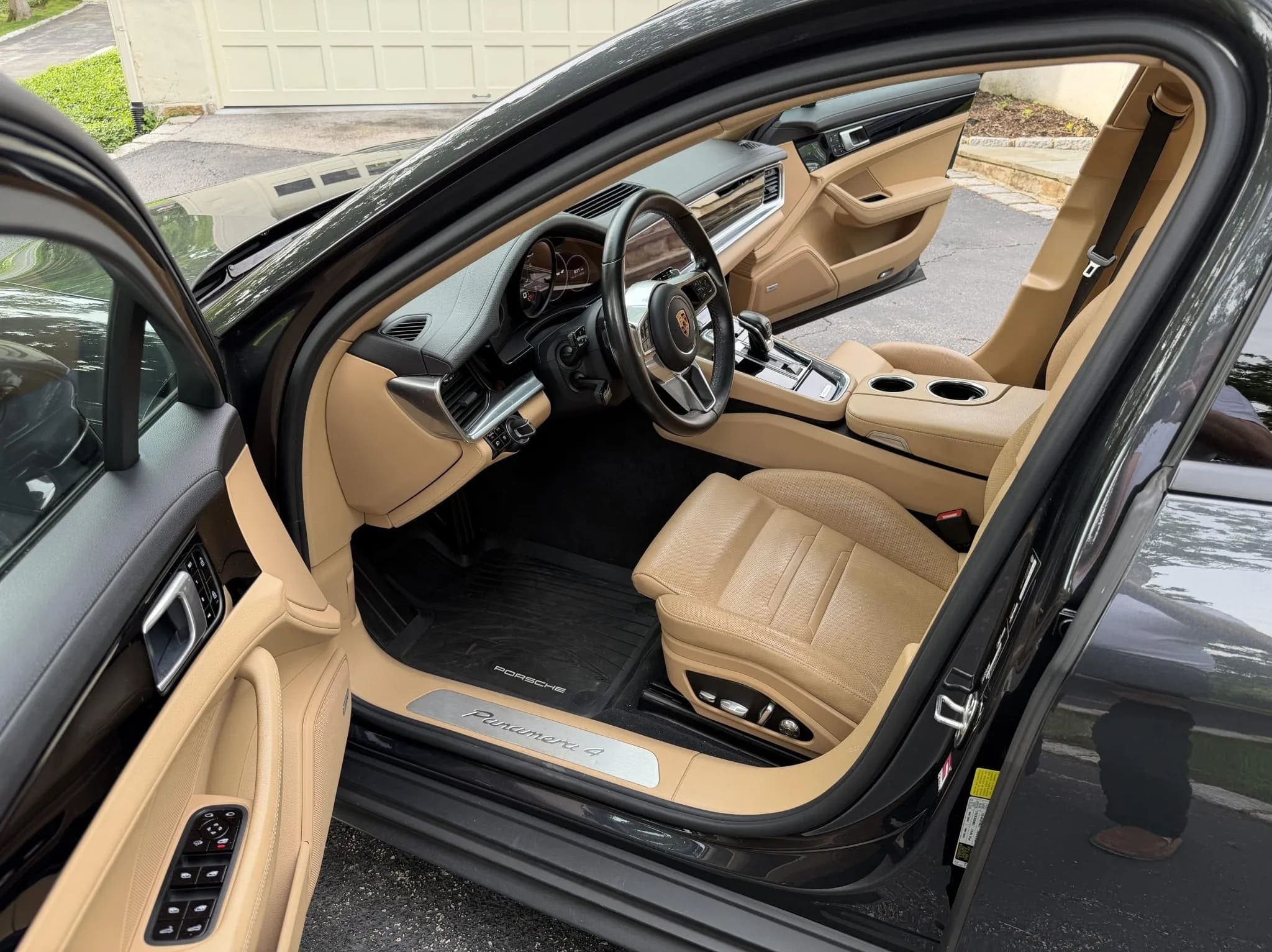 Porsche Panamera 4, view