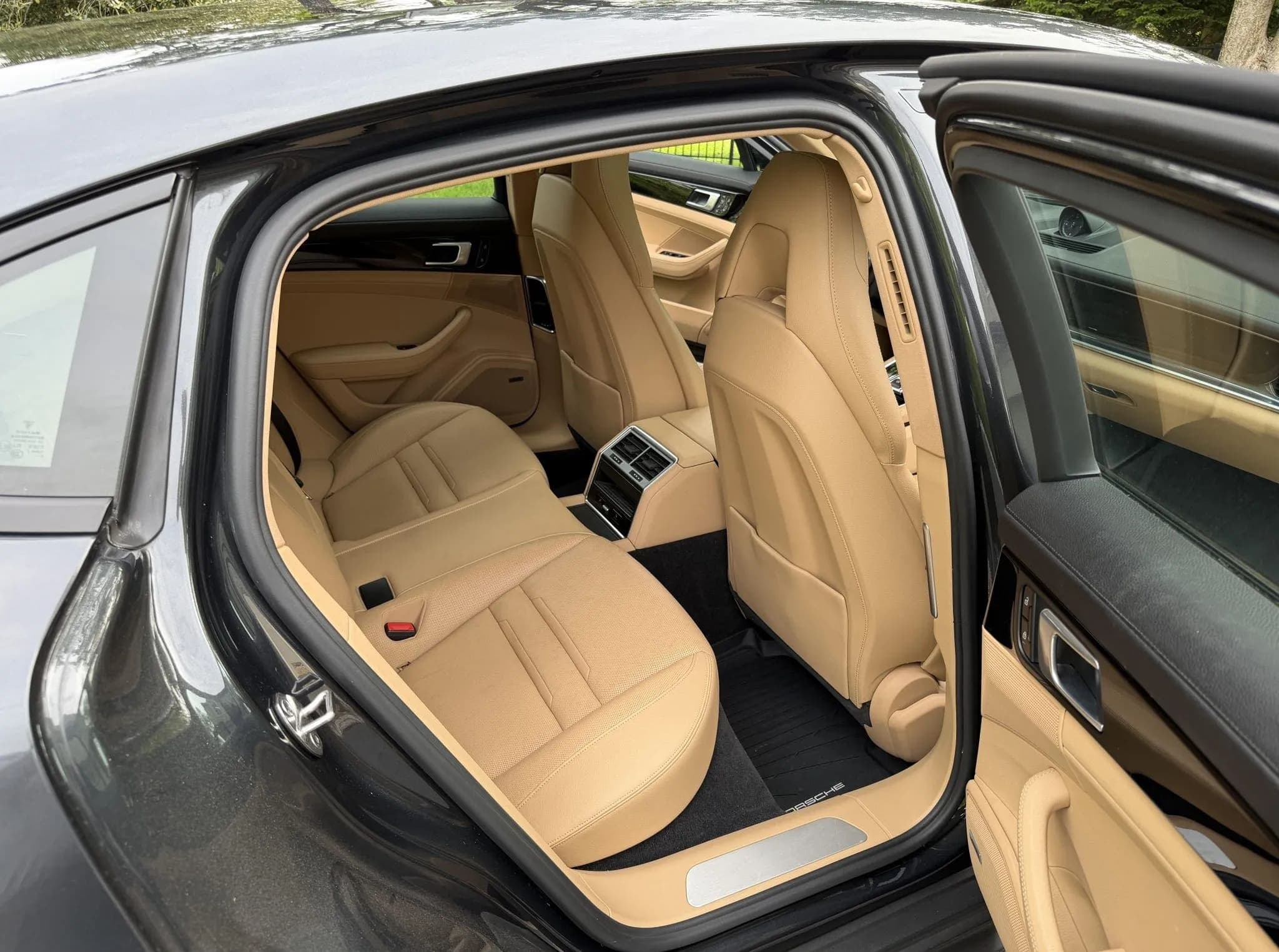 Porsche Panamera 4, view