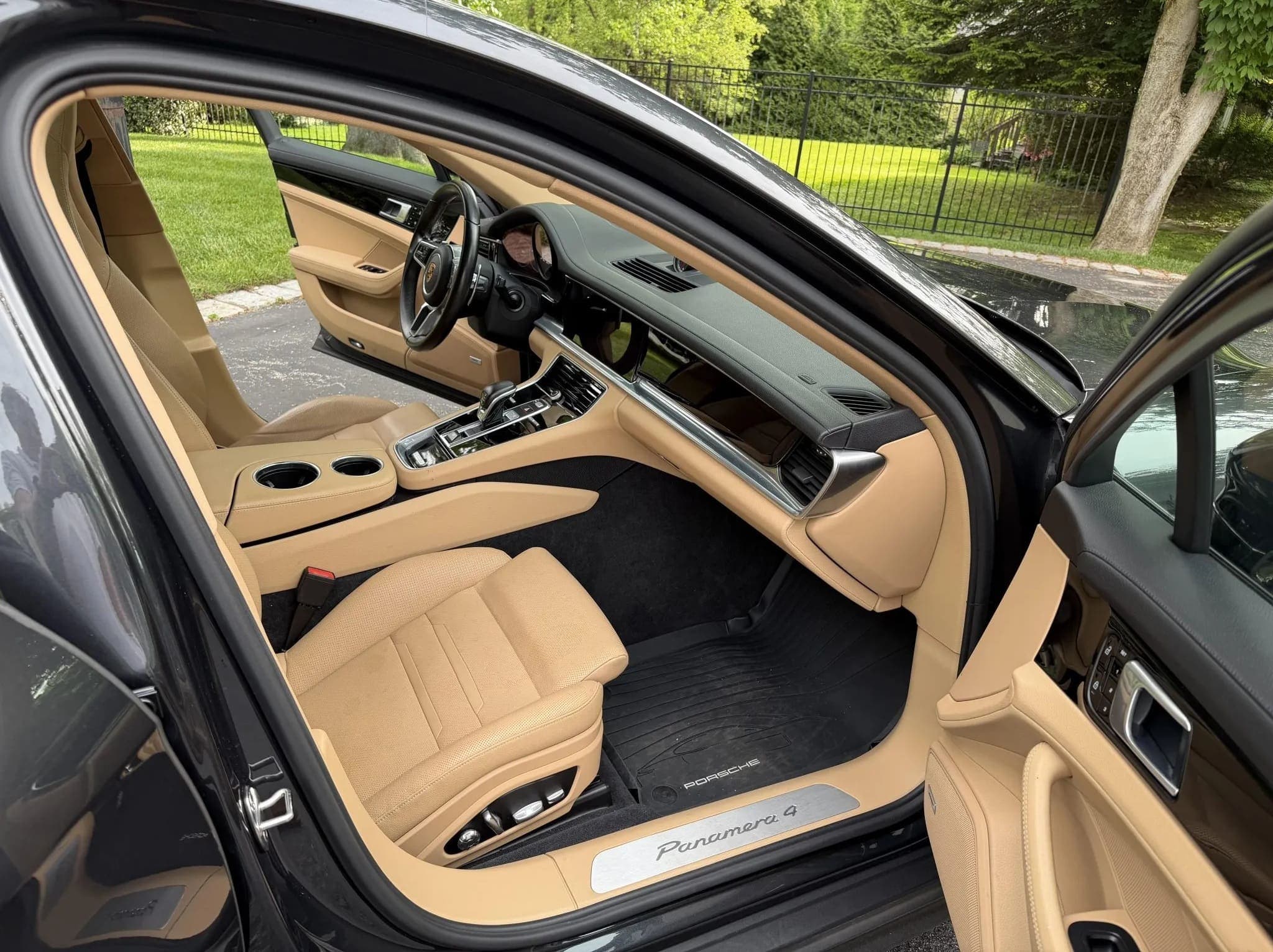 Porsche Panamera 4, view