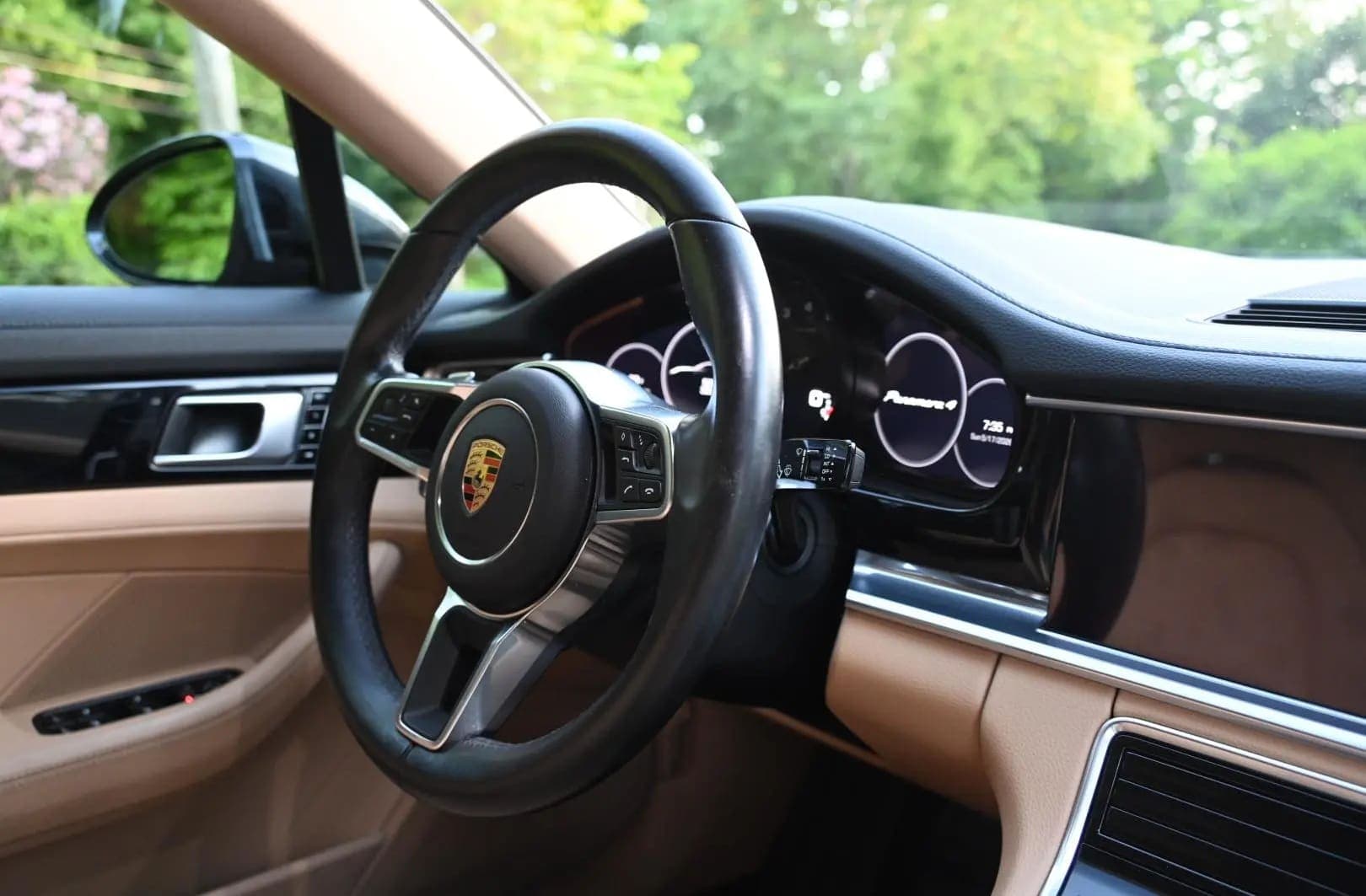 Porsche Panamera 4, view